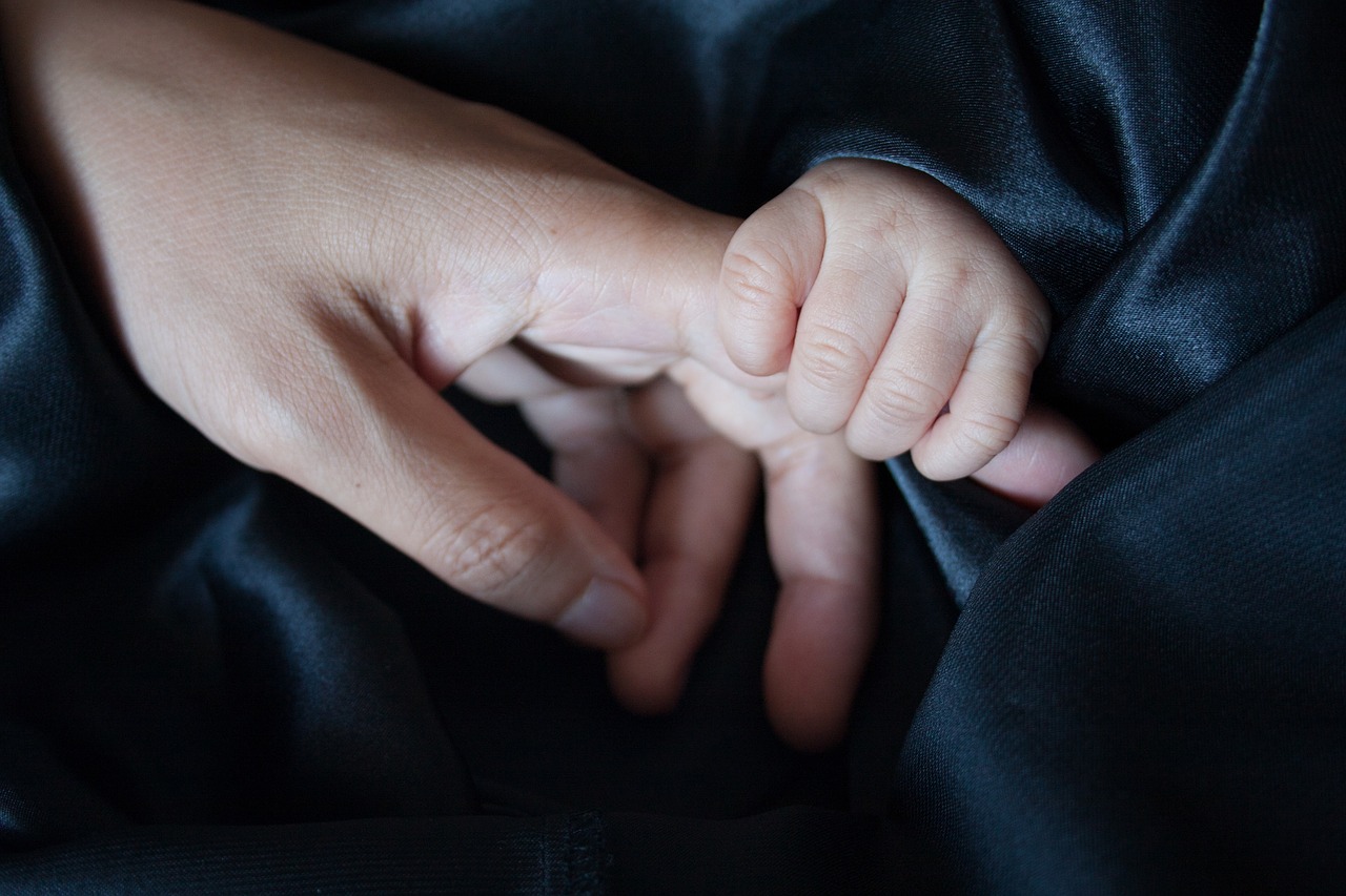 Pourquoi bébé pleure quand il fait ses dents ?