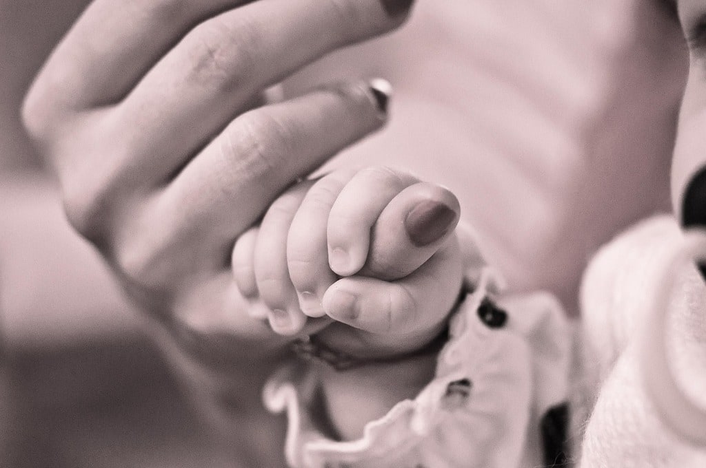 Offrir à son bébé une séance photo avec un photographe de naissance à Lyon